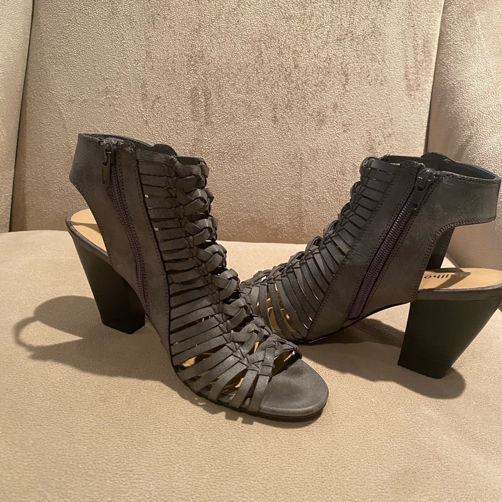 Doll house Sz  7 1/2 gray heeled sandals